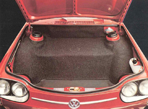 Серия Type 4 имела заднее расположение двигателя. Поэтому спереди оставался небольшой объем для багажа. На фото - модель 411 LE образца 1969 года.