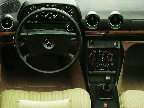 w123_200D_1983_cockpit